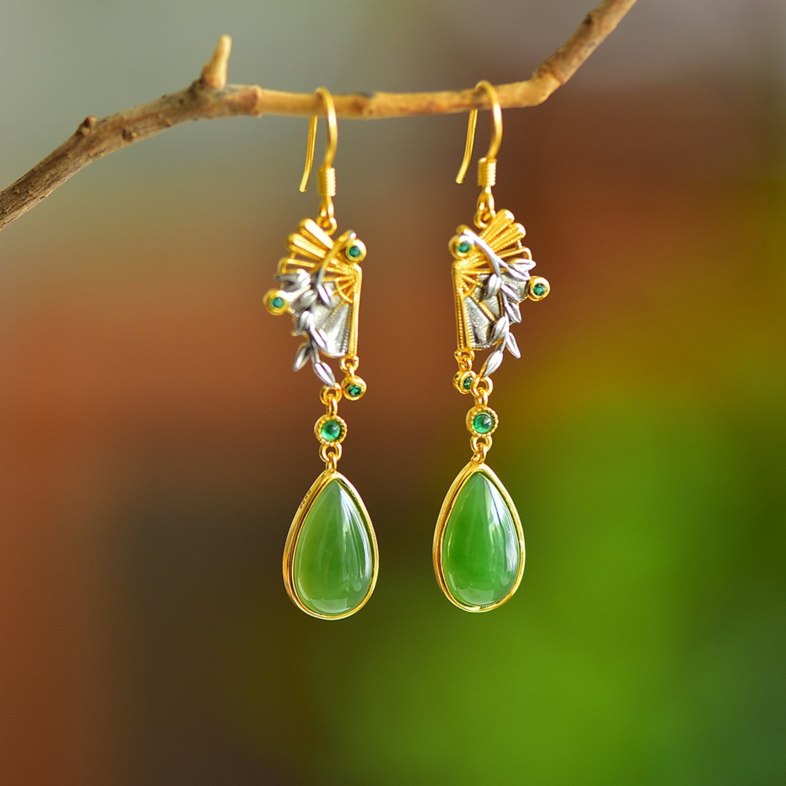 A Pair of Exquisite Sterling Silver-Gold Plated Inlaid Jasper Earrings: A Pair of Exquisite Sterling Silver-Gold Plated Inlaid Jasper Earrings 一对纯银镀金镶碧玉耳环