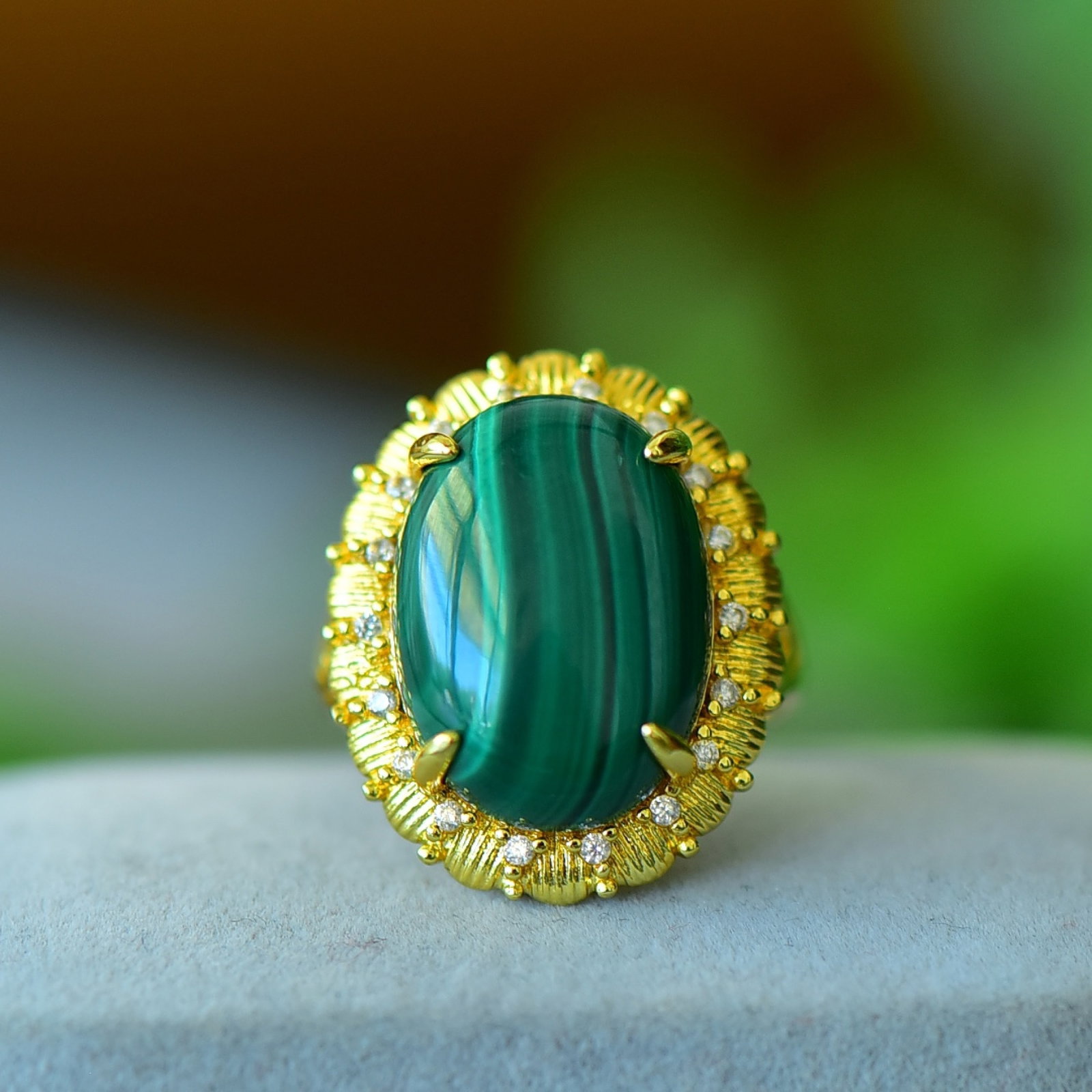 An Exquisite Bronze-Gold Plated Inlaid Malachite Ring,Inlaid Diamond: An Exquisite Bronze-Gold Plated Inlaid Malachite Ring,Inlaid Diamond,Size:13mmx18mm 铜镀金镶孔雀石戒指,嵌钻石