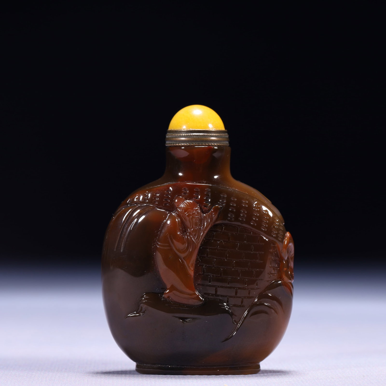 An Exquisite Agate Figure Pattern Snuff Bottle: An Exquisite Agate Figure Pattern Snuff Bottle,Qing Dynasty,China,Size:2inx0.6inx3in,Weight:75g 玛瑙人物纹鼻烟壶,中国清代