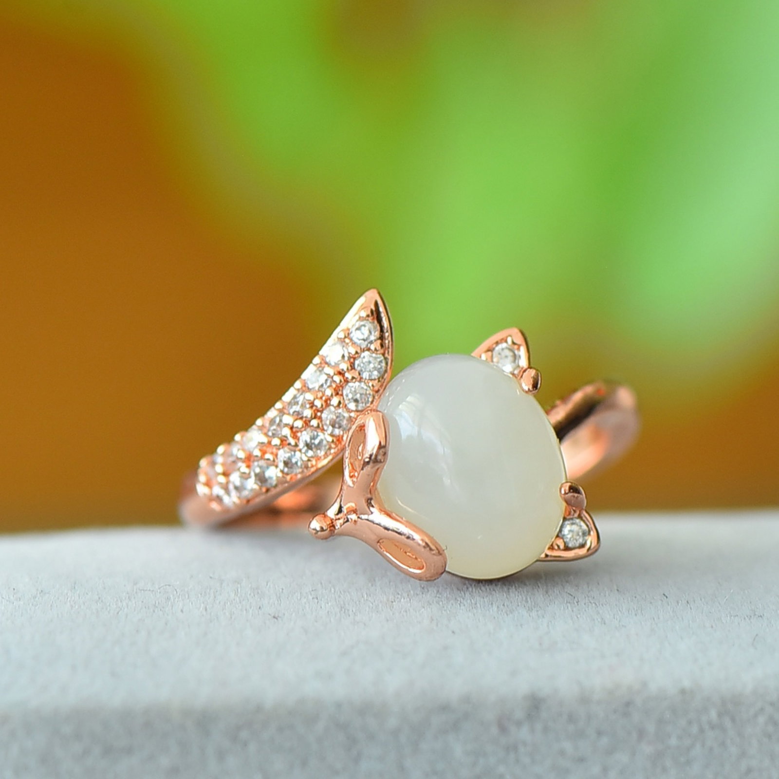 An Exquisite Bronze Inlaid White Jade Ring: An Exquisite Bronze Inlaid White Jade Ring,Size:3.1inx3.9in 铜镶白玉戒指