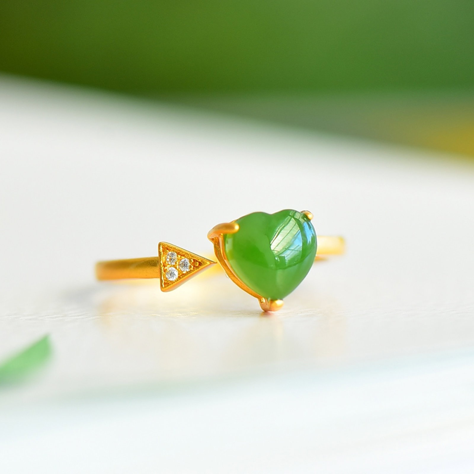 An Exquisite Sterling Silver-Gold Plated Inlaid Jasper Ring,Inlaid Diamond: An Exquisite Sterling Silver-Gold Plated Inlaid Jasper Ring,Inlaid Diamond,Size:7mmx7mm 纯银镀金镶碧玉戒指,嵌钻石