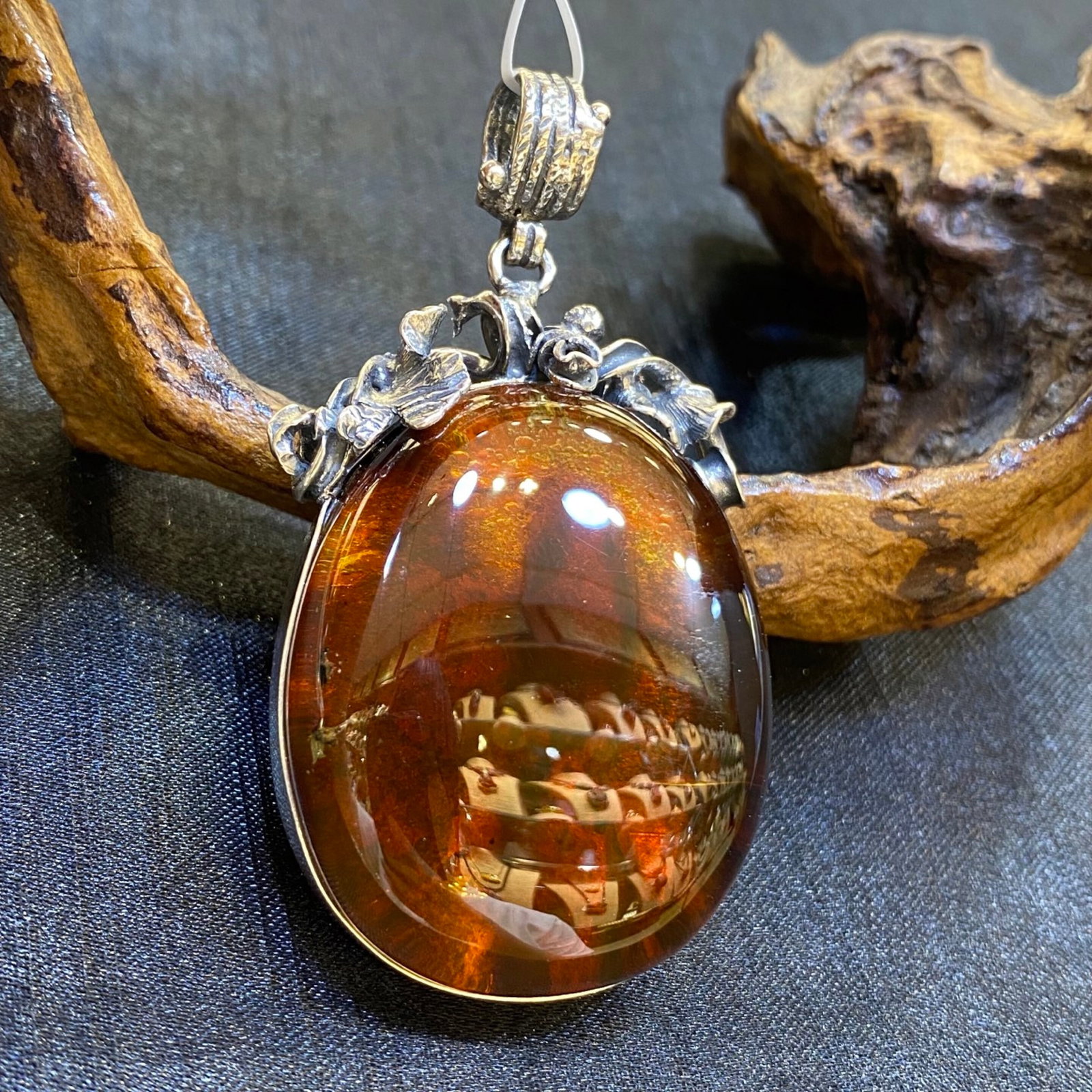 An Exquisite Beeswax Inlaid Silver Necklace: An Exquisite Beeswax Inlaid Silver Necklace,Size:37.7mm,Weight:28.1g 蜜蜡镶银项链