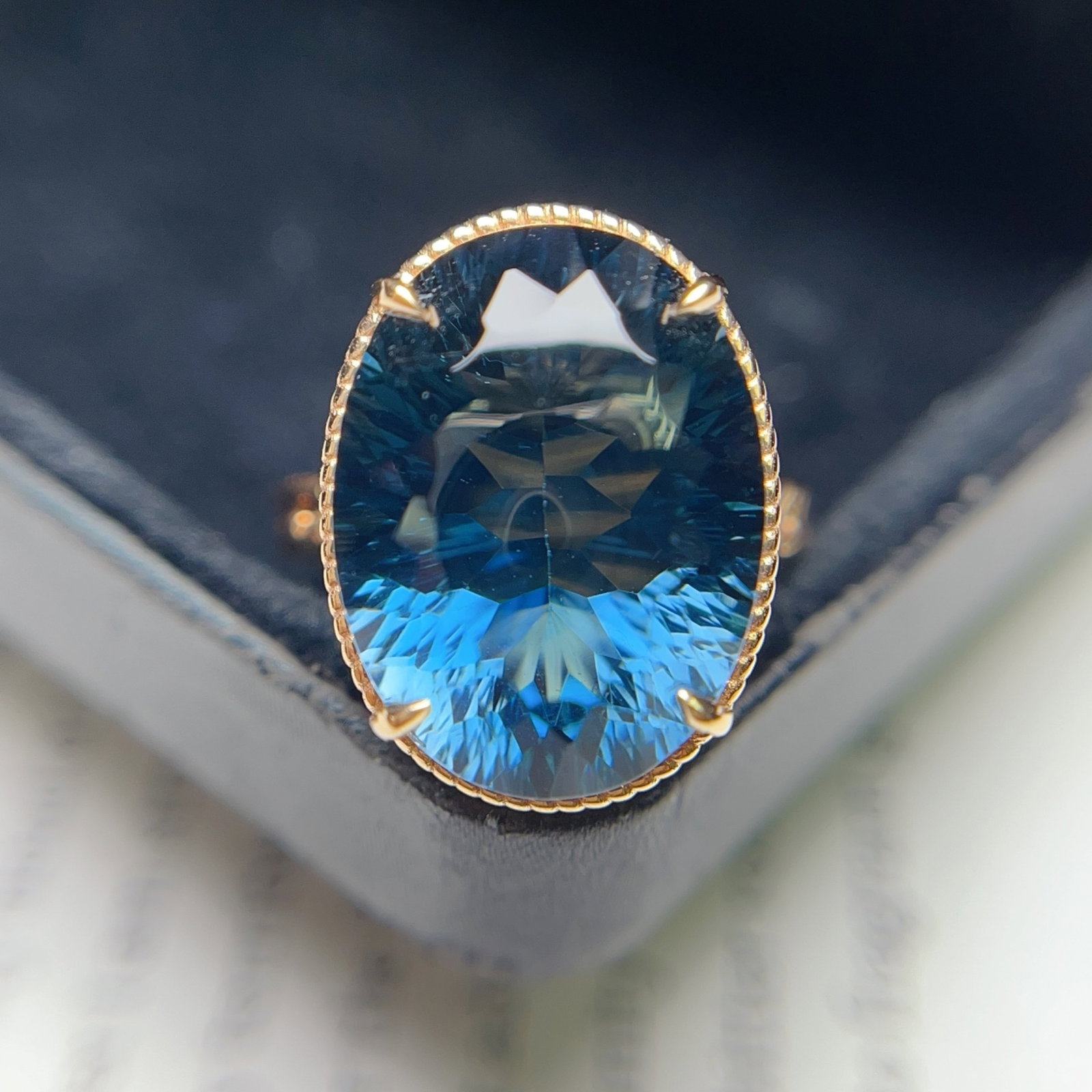 A Exquisite 18k Gold Inlaid 13.00ct Natural Sapphire Ring: A Exquisite 18k Gold Inlaid 13.00ct Natural Sapphire Ring,Total Weight:4.67g 18k金镶 13.00ct 天然蓝宝石戒指