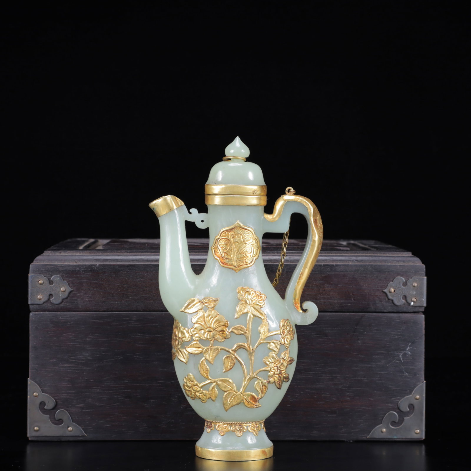An Exquisite White Jade Cover with Gold Flower Pattern Ewer: An Exquisite White Jade Cover with Gold Flower Pattern Ewer,Qing Dynasty,China,Size:(Pot)3.9inx1.4inx7.1in,(Box)9.1inx6.7inx4.3in,Weight:328g 白玉包金花卉纹&#