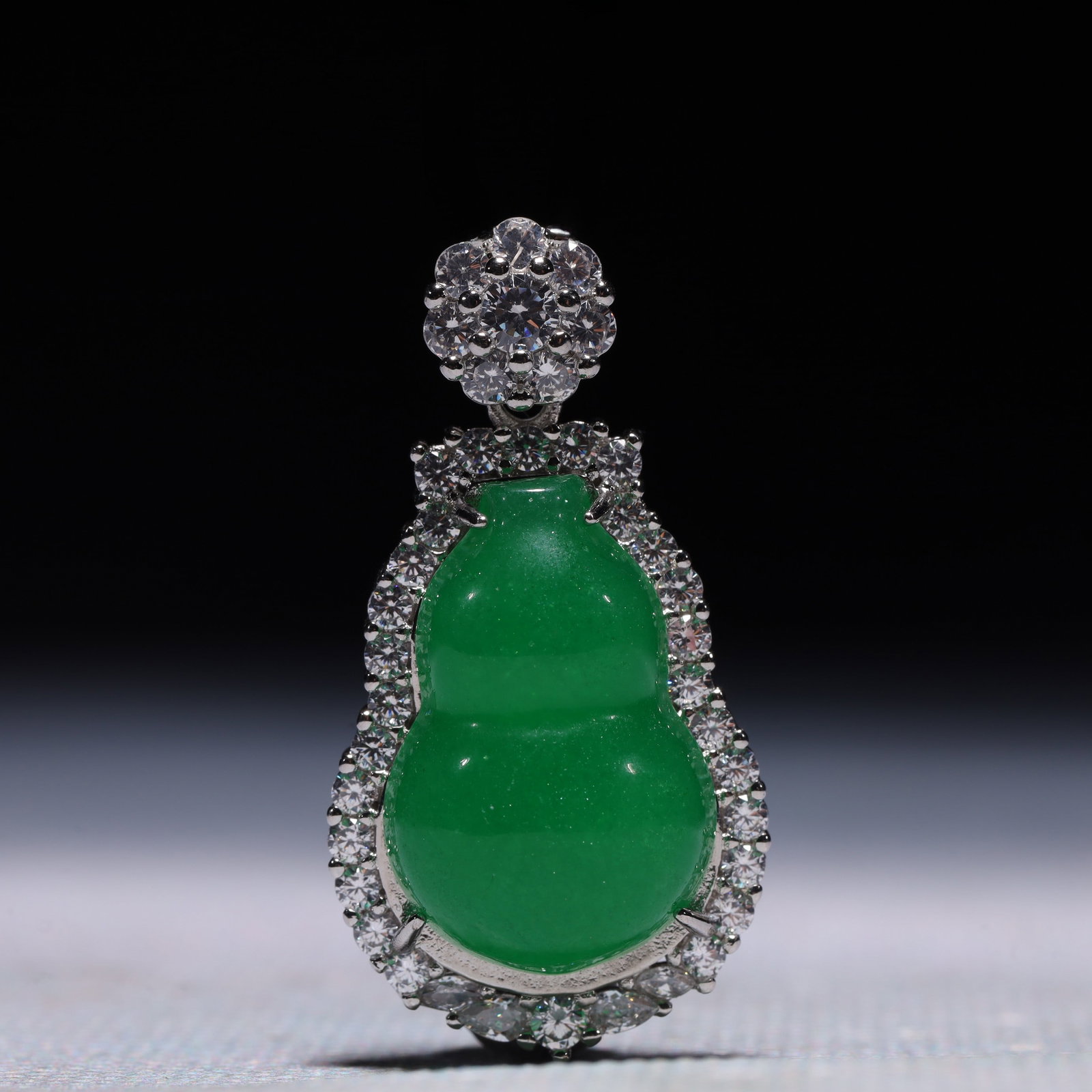 An Exquisite Gourd Pattern Pendant,Inlaid Gems: An Exquisite Gourd Pattern Pendant,Inlaid Gems,Size:0.8inx0.3inx1.4in,Weight:8.1g 一个精美的葫芦纹吊坠,镶宝石