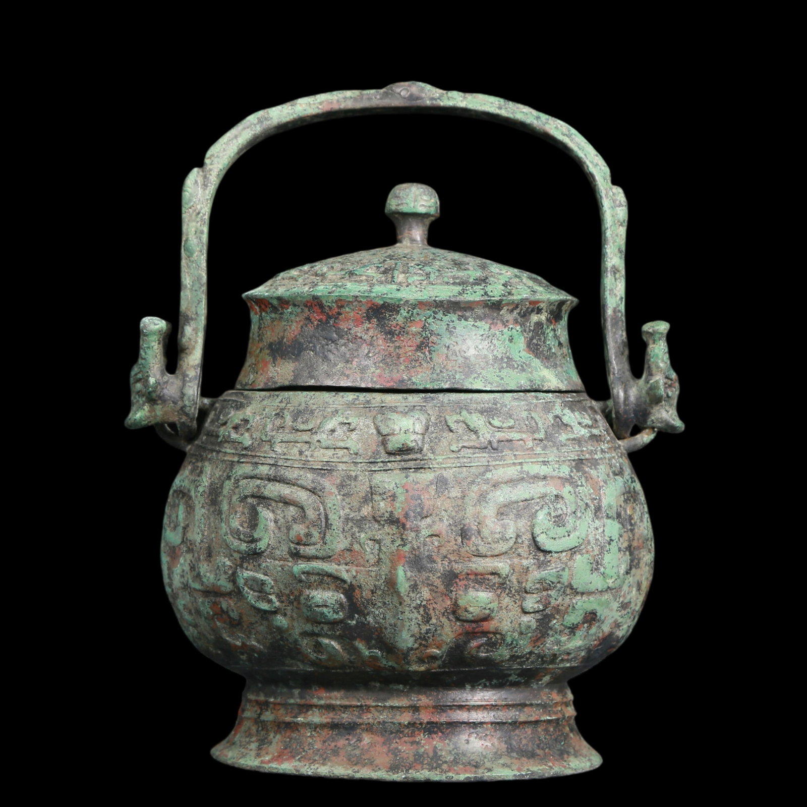 A precious bronze animal-faced pot: precious bronze animal-faced pot with inscriptions. In ancient times, the surface was carefully carved, vividly demonstrating the superb skills of the craftsmen. It has its own unique meaning and