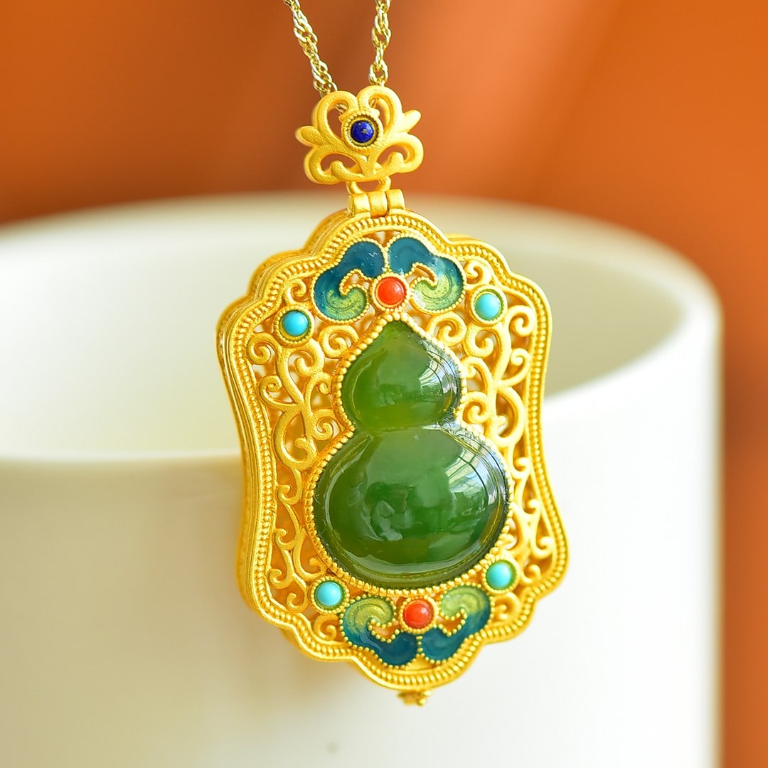 An Exquisite Sterling Silver-Gold Plated Inlaid Jasper Necklace,Inlaid Gems: An Exquisite Sterling Silver-Gold Plated Inlaid Jasper Necklace,Inlaid Gems,Size:12mmx20mm 纯银镀金镶碧玉项链,嵌宝石