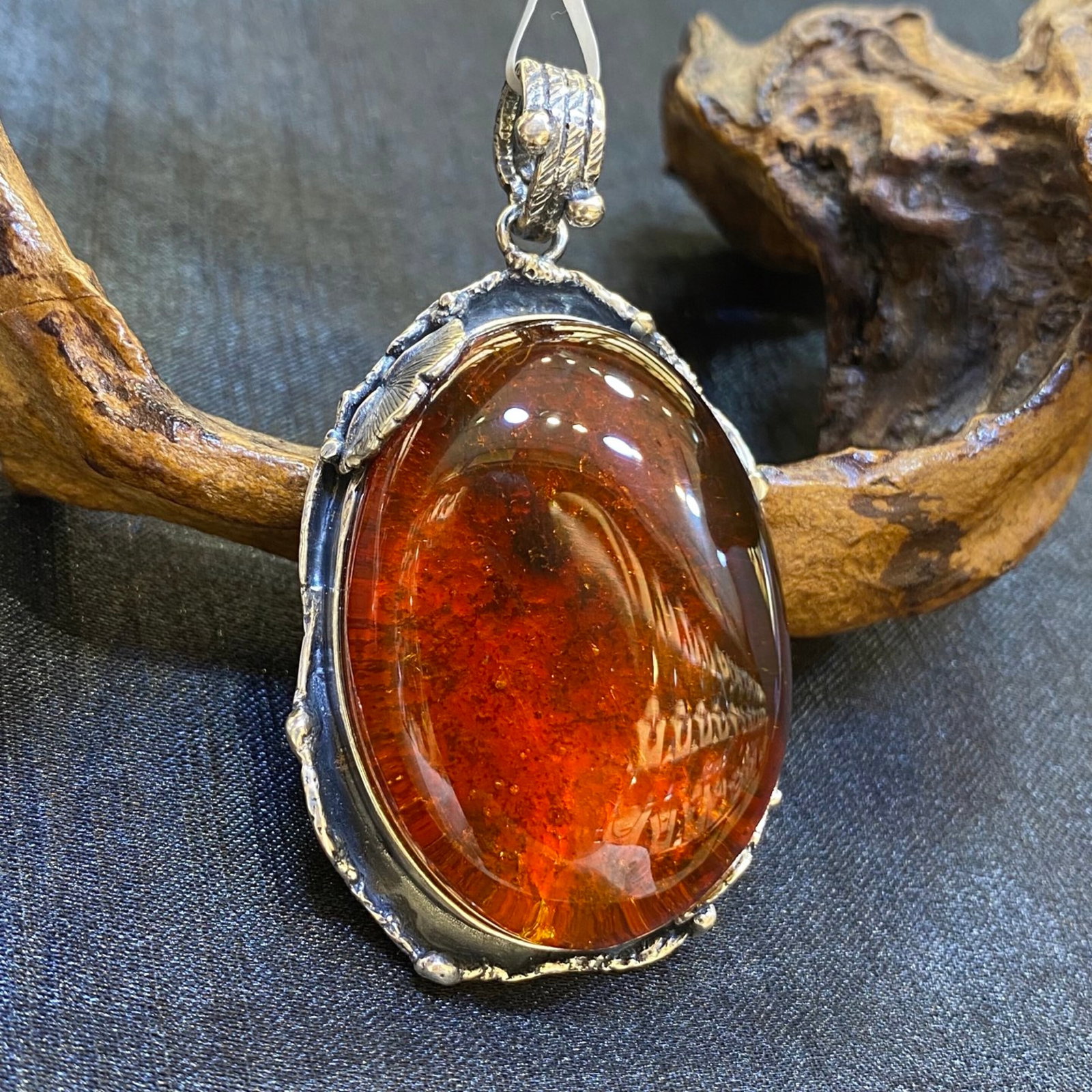 An Exquisite Beeswax Inlaid Silver Necklace: An Exquisite Beeswax Inlaid Silver Necklace,Size:34.1mm,Weight:30.5g 蜜蜡镶银项链