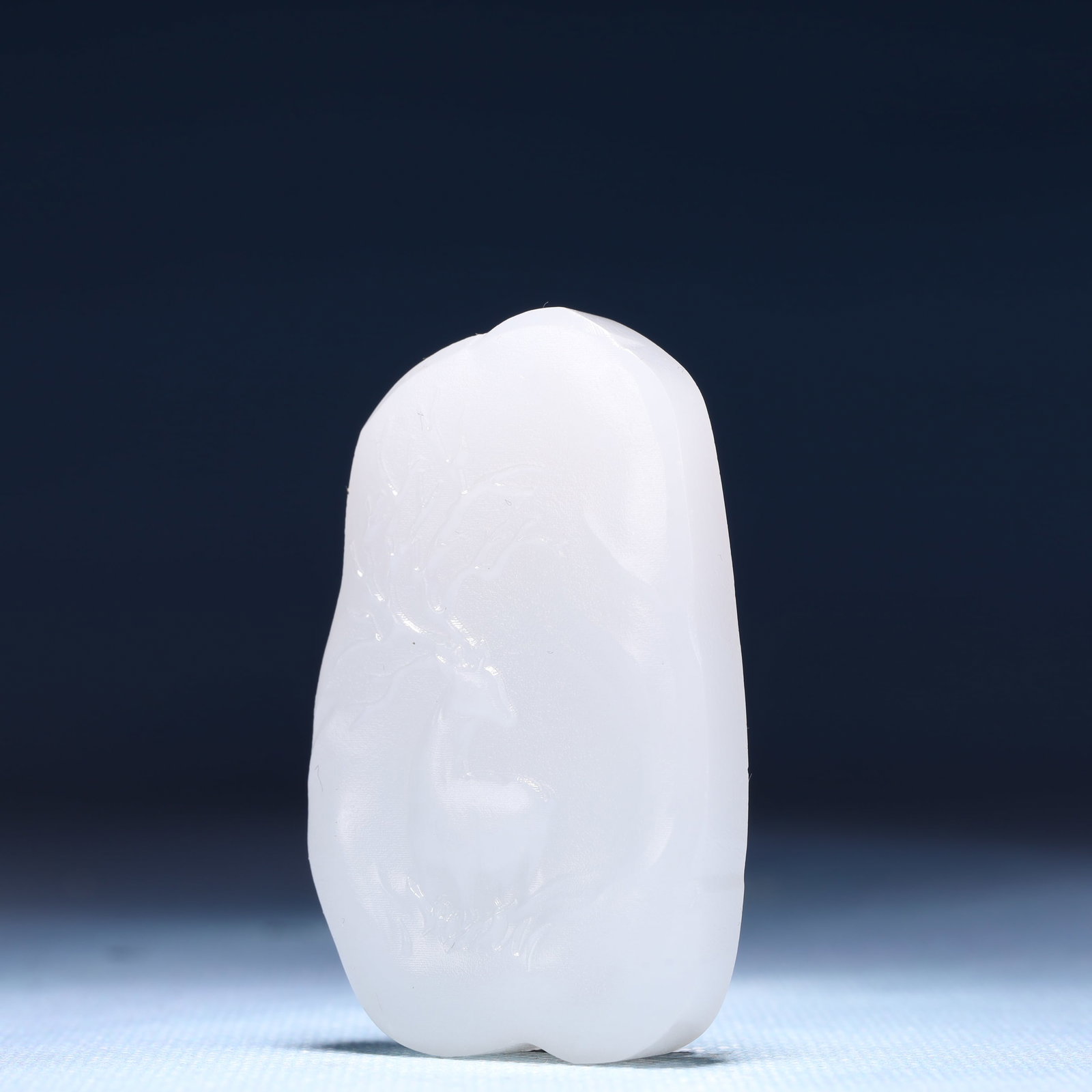 An Exquisite White Jade Deer Pattern Pendant - 2