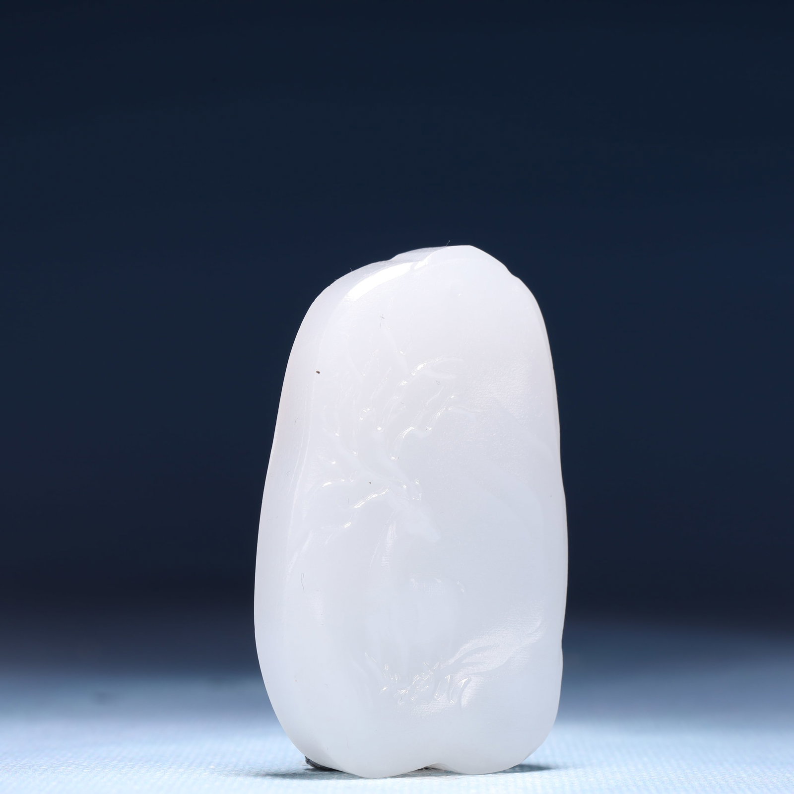 An Exquisite White Jade Deer Pattern Pendant - 3