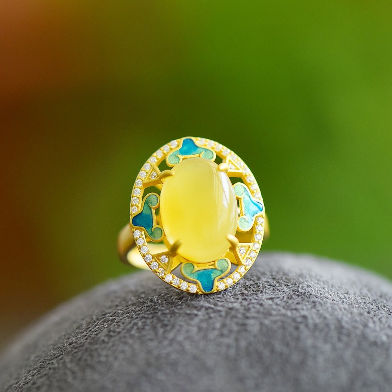 An Exquisite Sterling Silver-Gold Plated Inlaid Amber Ring,Inlaid Diamond: An Exquisite Sterling Silver-Gold Plated Inlaid Amber Ring,Inlaid Diamond,Size:10mmx24mm 纯银镀金镶琥珀戒指,嵌钻石