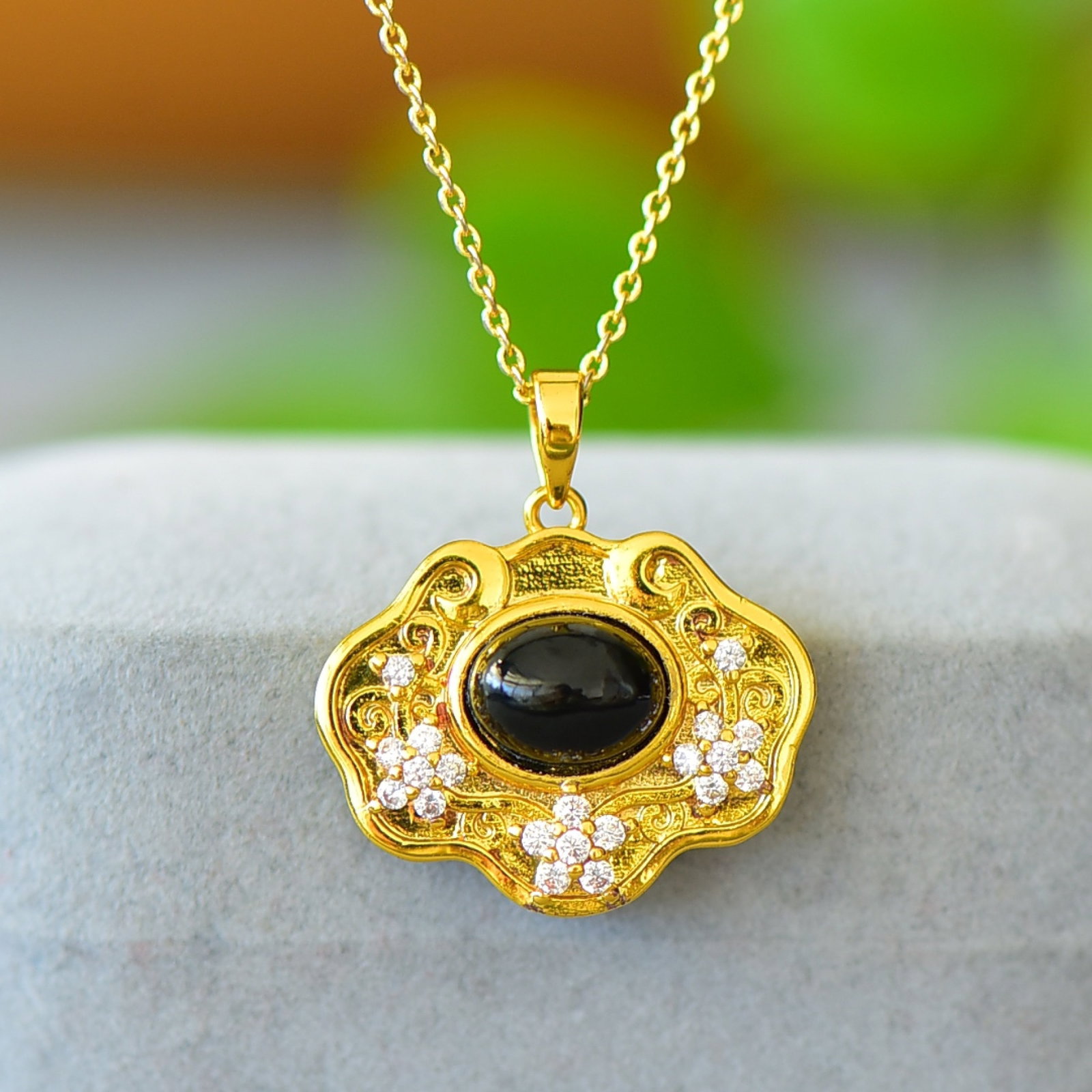 An Exquisite Bronze-Gold Plated Inlaid Green Jade Flower Pattern Necklace: An Exquisite Bronze-Gold Plated Inlaid Green Jade Flower Pattern Necklace,Size:2.8inx3.5in 铜镀金镶青玉花卉纹项链