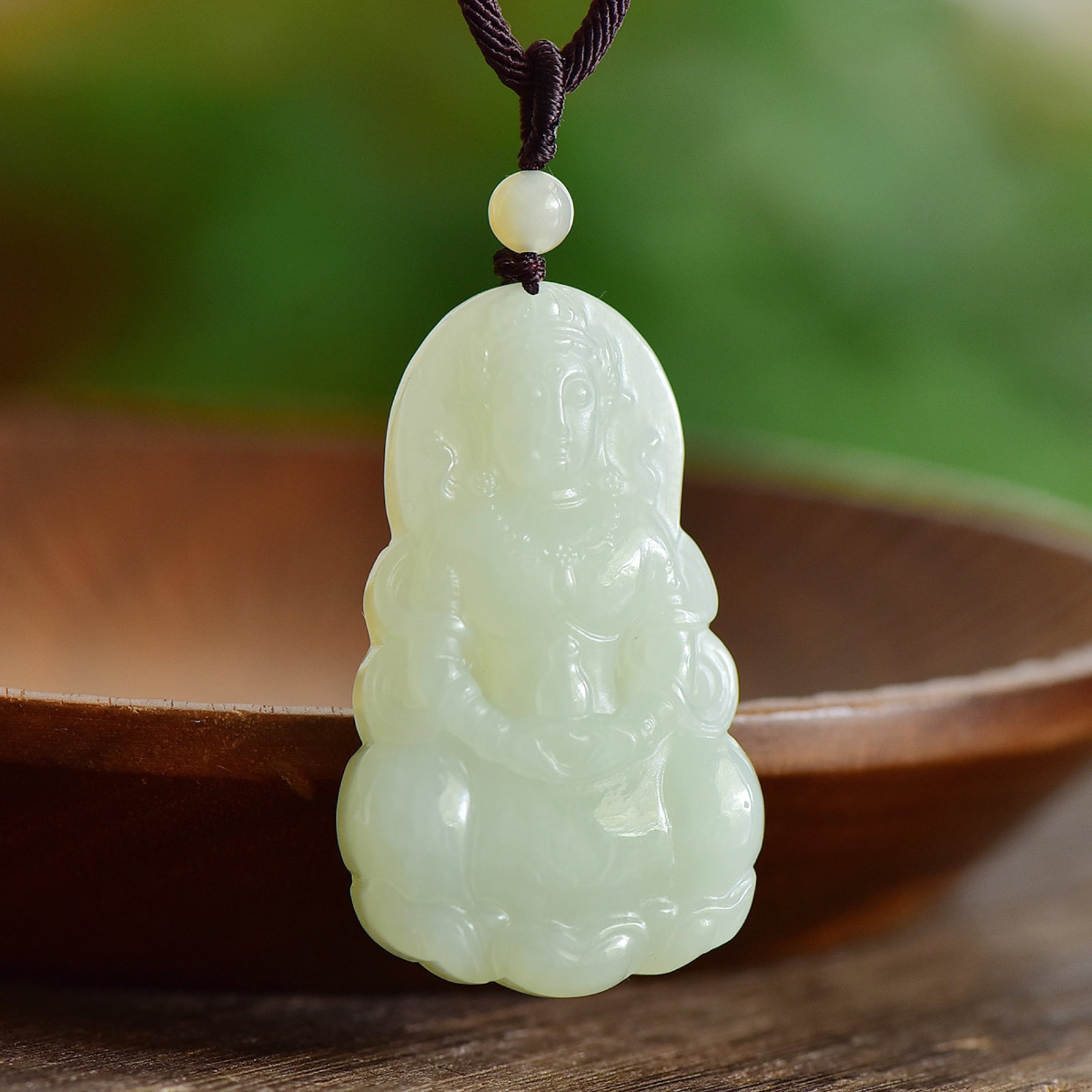 An Exquisite White Jade Avalokitesvara Pendant: An Exquisite White Jade Avalokitesvara Pendant,Size:30mmx50mm 白玉观音像吊坠