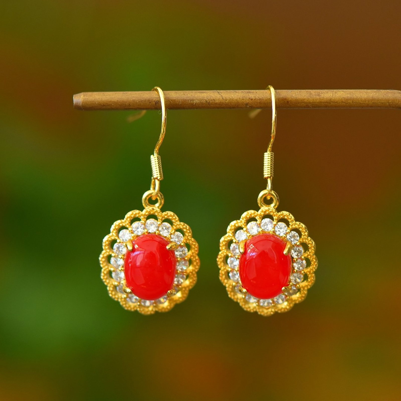 A Pair of Exquisite Earrings,Inlaid Diamond: A Pair of Exquisite Earrings Size:7mmx9mm 一对耳环