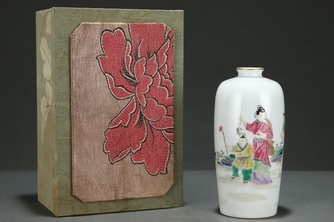An Exquisite Lantern-shaped Meiping Vase, Famille-rose, Ladies And Boys-at-play Scene: An Exquisite Lantern-shaped Meiping Vase, Famille-rose, Ladies And Boys-at-play Scene,Qing Dynasty, China,Yongzheng Six-character Mark,Size:7.4inx3.5in 粉彩仕女婴戏