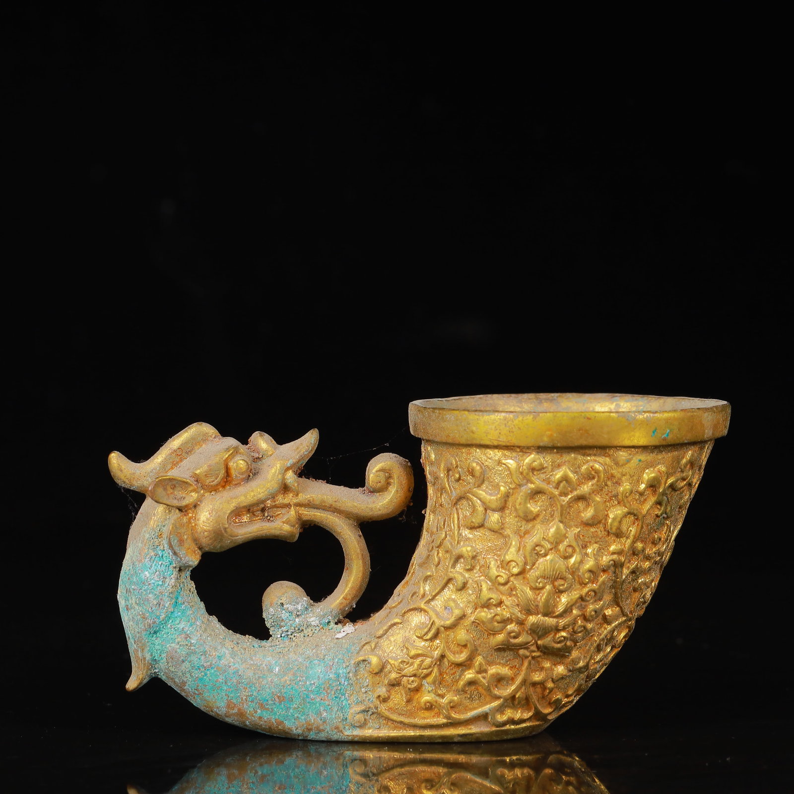 An Exquisite Gilt Bronze Dragon Cup: An Exquisite Gilt Bronze Dragon Cup,Qing Dynasty,China,Size:5.1inx2.6inx2.8in,Weight:742g 铜鎏金龙杯,中国清代