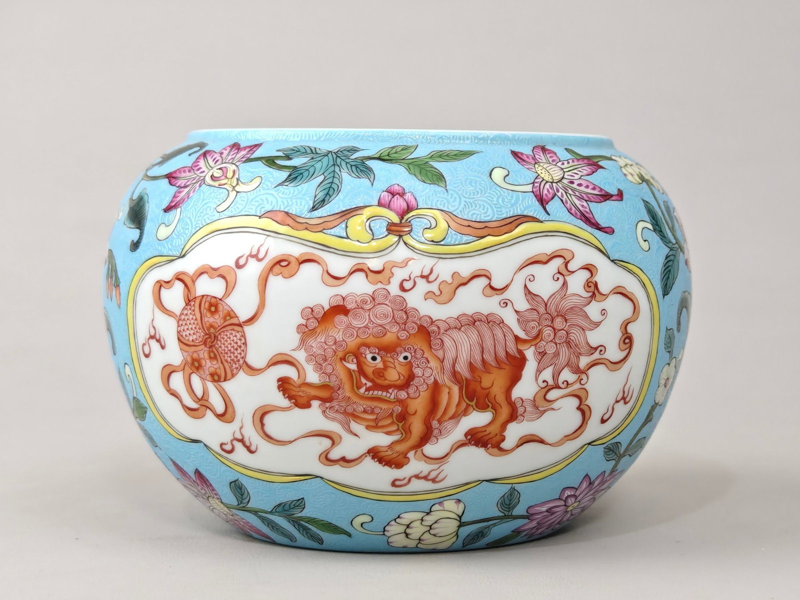 An Exquisite Famille-Rose Iron-Red Lion Pattern Brush Washer: An Exquisite Famille-Rose Iron-Red Lion Pattern Brush Washer,Qing Dynasty,China,Yongzheng Six-character Mark,Size:3.4inx5.1in