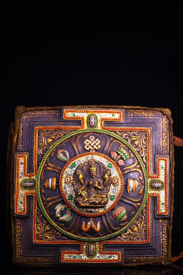 An Exquisite Filigree Inlaid Gems Dzi Bead Amulets: An Exquisite Filigree Inlaid Gems Dzi Bead Amulets,Qing Dynasty, China,Size:12.2inx12.2in,Weight:2050g 掐丝镶嵌宝石天珠佛牌,中国