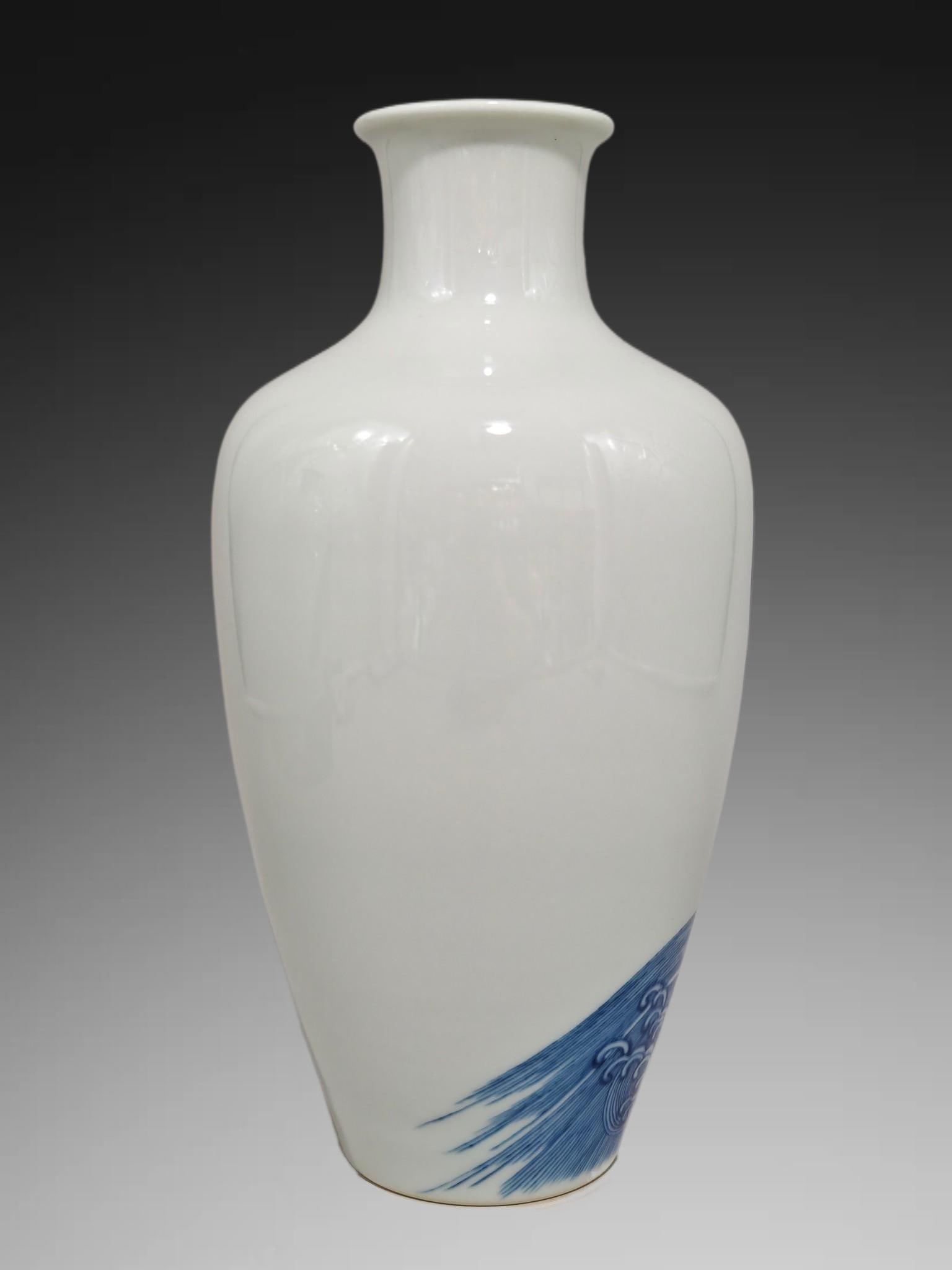 An Exquisite Blue and White Eagle Pattern Vase - 2