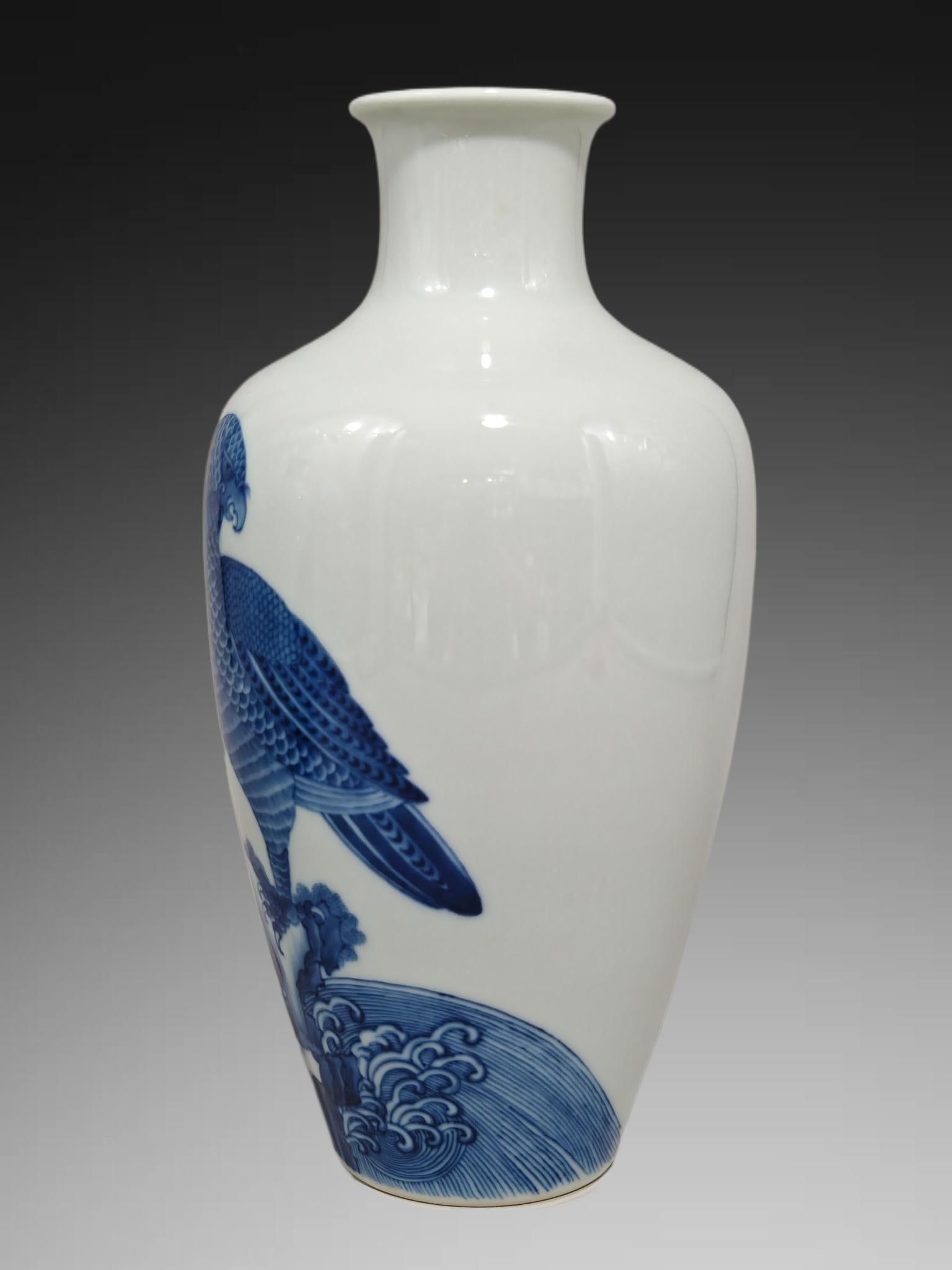 An Exquisite Blue and White Eagle Pattern Vase - 3