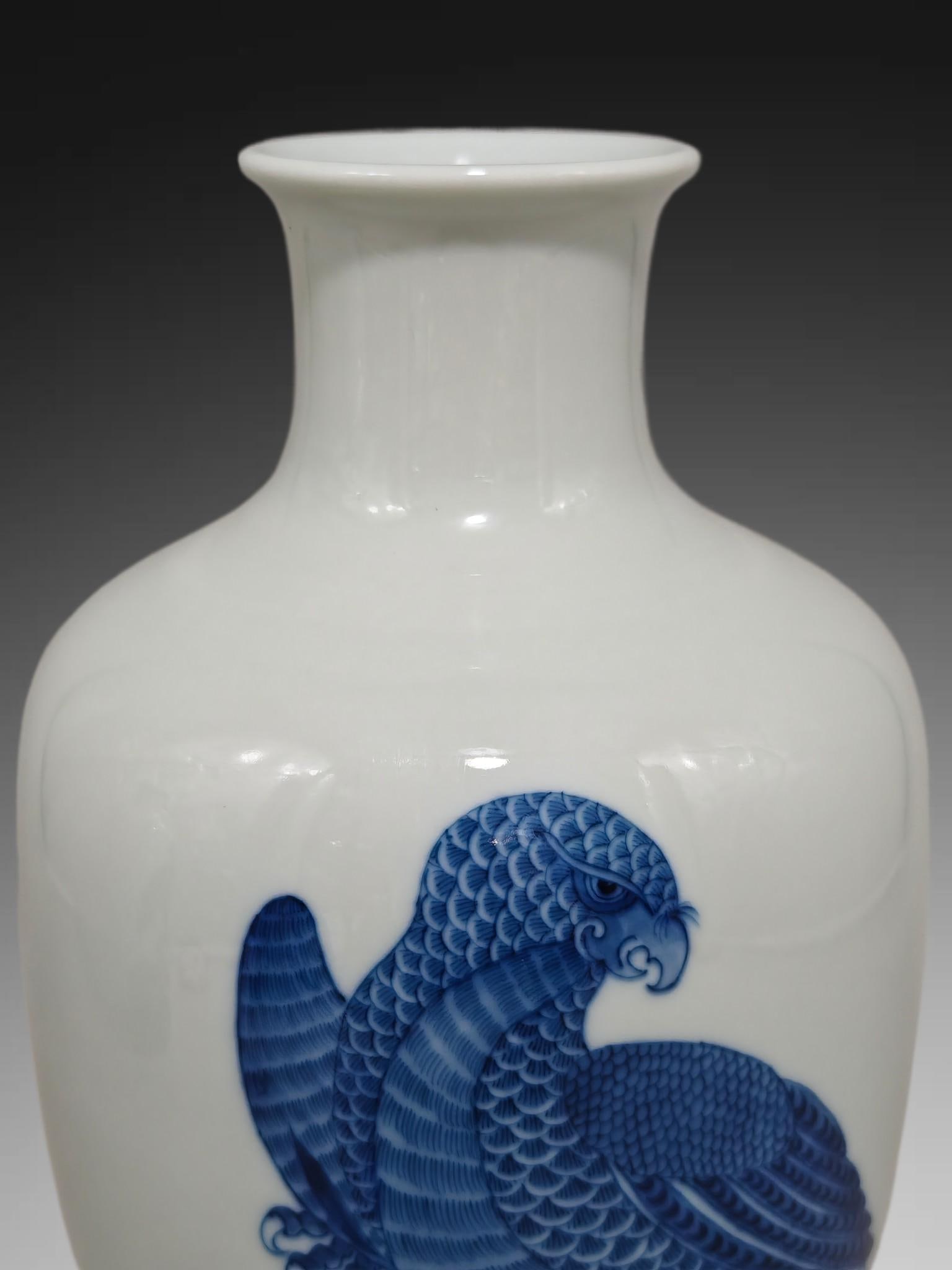 An Exquisite Blue and White Eagle Pattern Vase - 4