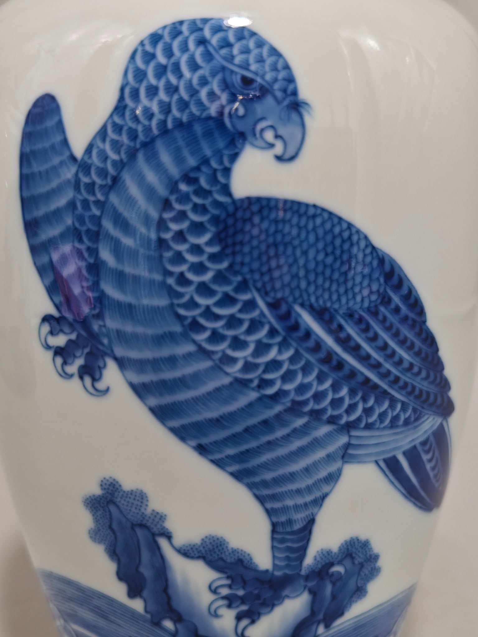 An Exquisite Blue and White Eagle Pattern Vase - 5