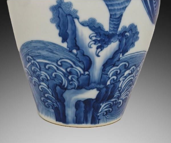 An Exquisite Blue and White Eagle Pattern Vase - 6