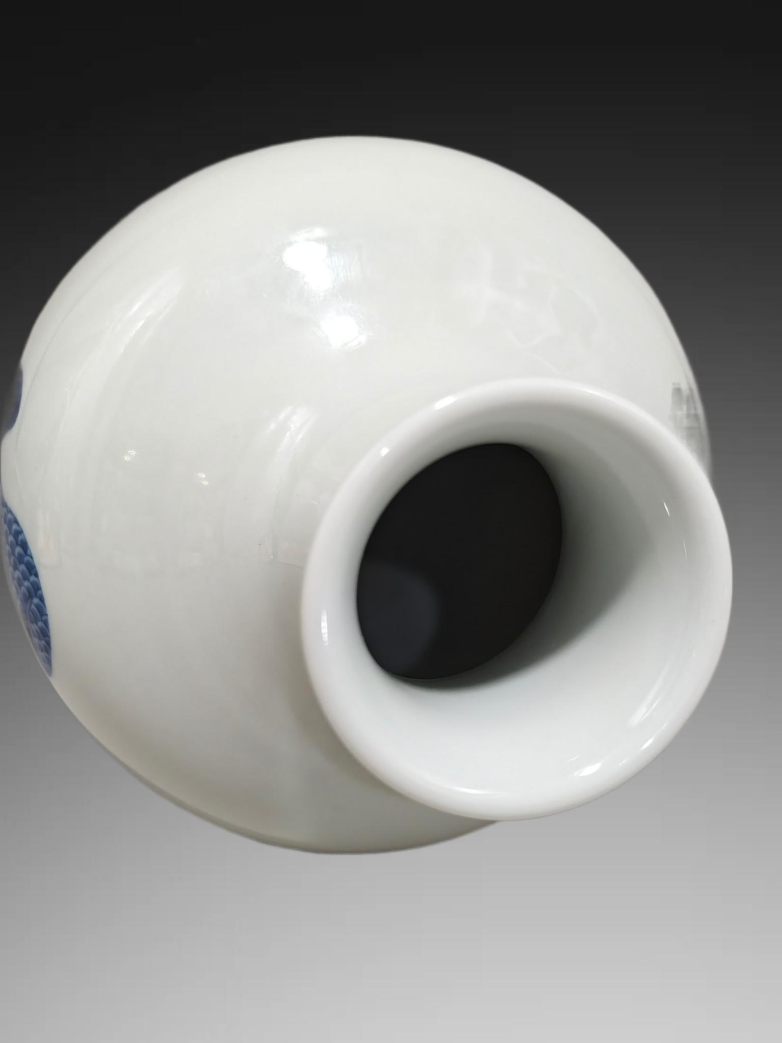 An Exquisite Blue and White Eagle Pattern Vase - 7