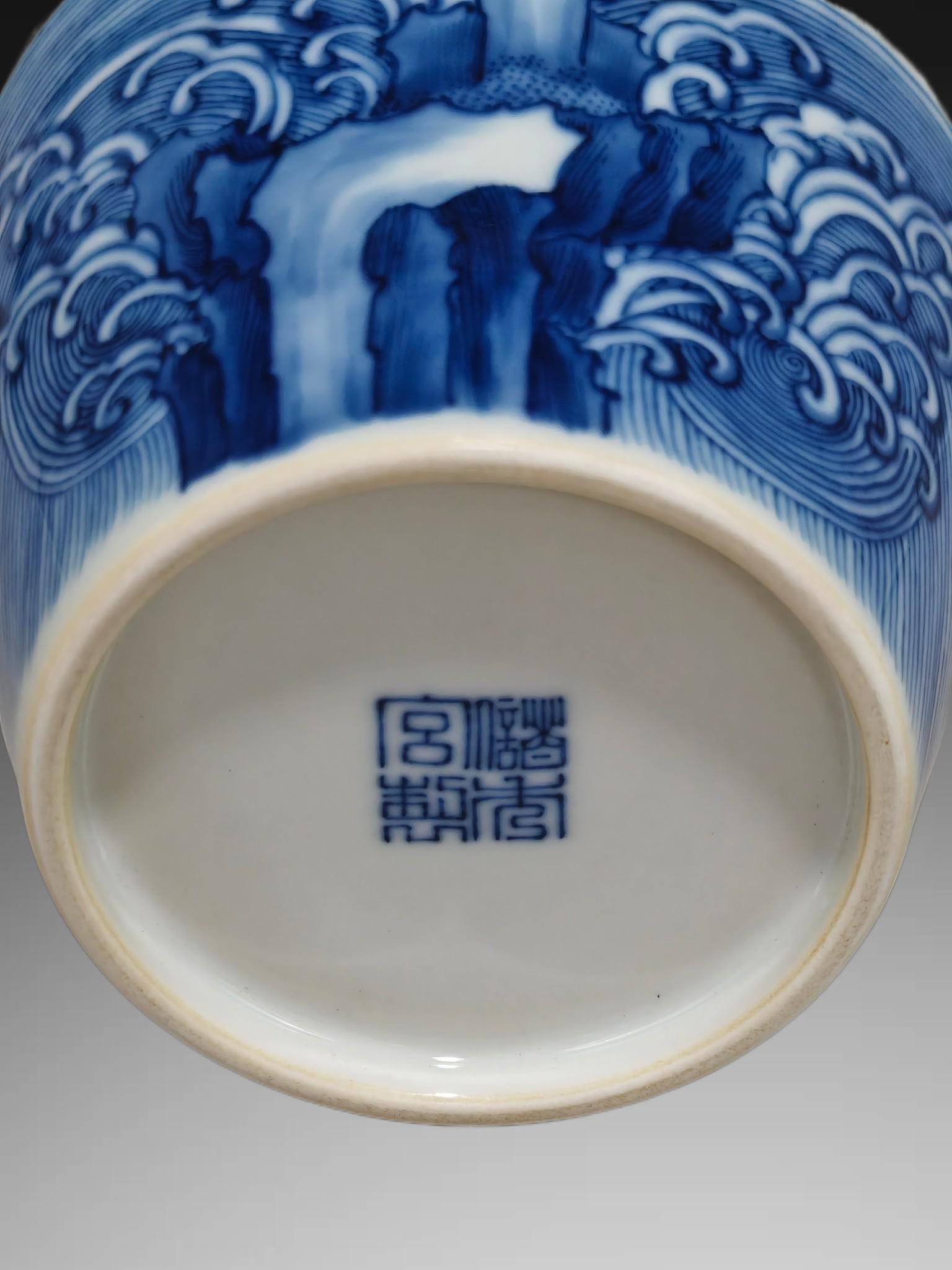 An Exquisite Blue and White Eagle Pattern Vase - 8