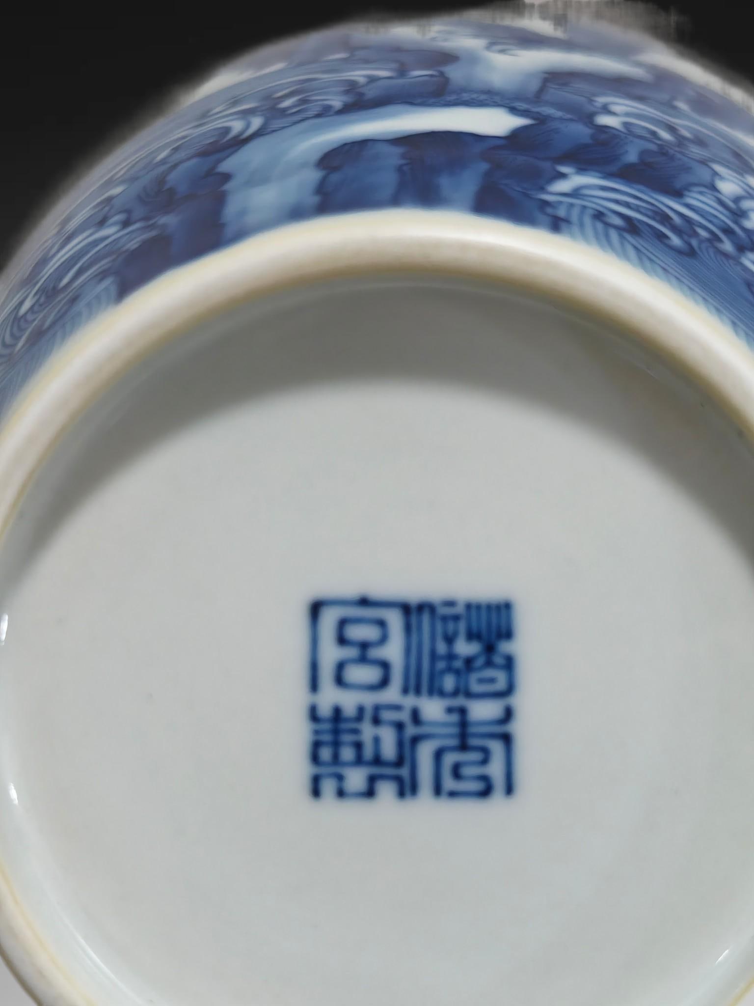 An Exquisite Blue and White Eagle Pattern Vase - 9