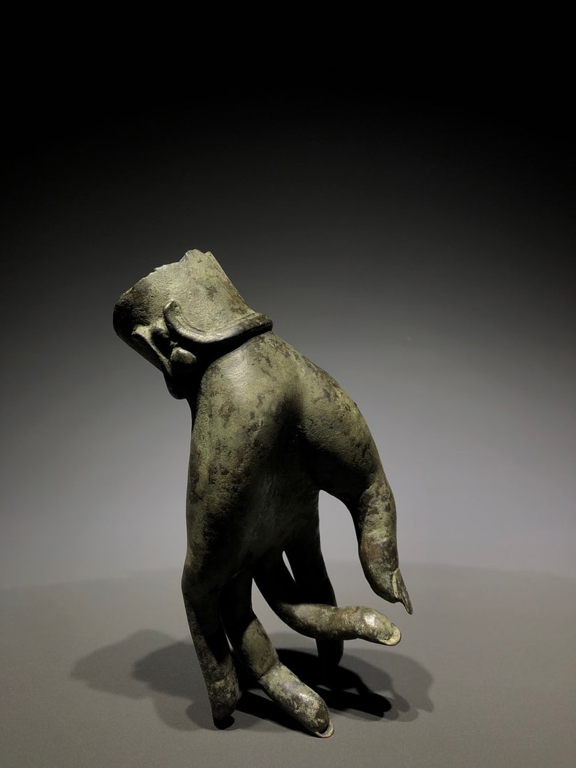 An Exquisite Bronze Buddha's Hand Ornament: An Exquisite Bronze Buddha's Hand Ornament,Liao Dynasty, China,Size:7.9inx3.1inx2.4in,Weight:1000g 青铜佛手,中国辽代