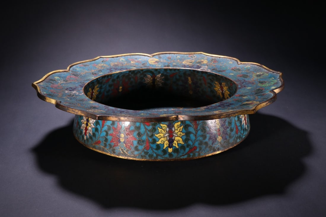 An Exquisite Cloisonne Dragon Pattern Basin (1 of 9)