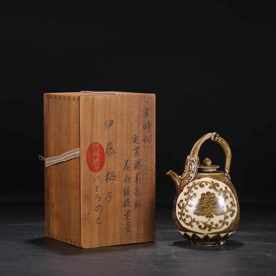 An Exquisite Ding yao Brown Color Flower Pattern Ewer: An Exquisite Ding yao Brown Color Flower Pattern Ewer,Song Dynasty, China,Size:7.5inx1.2inx4.7in 定窑褐彩花卉纹壶,中国宋代