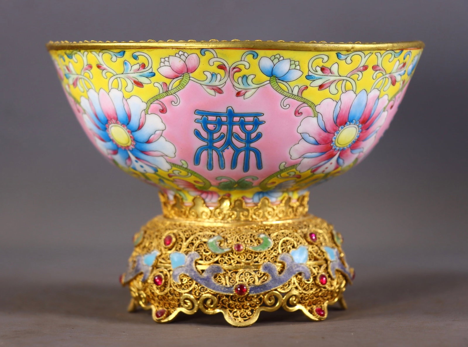 An Exquisite Filigree Gilt Inlaid Famille-Rose Yellow Ground Flower Pattern Bowl: An Exquisite Filigree Gilt Inlaid Famille-Rose Yellow Ground Flower Pattern Bowl,Qing Dynasty, China,Kangxi Four-character Mark,Size:4.3in(Height),5.9in(MouthDiameter),Weight:319g 花丝%