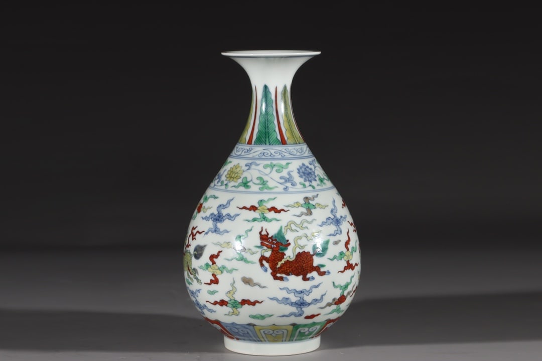 An Exquisite Doucai Kylin Pattern Vase: An Exquisite Doucai Kylin Pattern Vase,Ming Dynasty, China,Chenghua Six-character Mark,Size:8.9inx5.3in 斗彩麒麟纹瓶,中国明代,成ࡏ