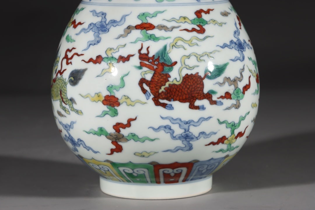 An Exquisite Doucai Kylin Pattern Vase - 5