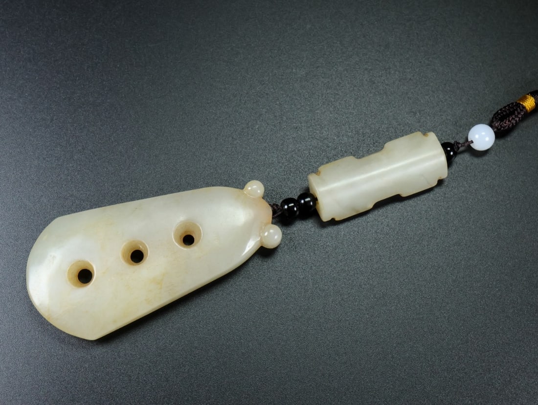 An Exquisite Hotan Jade Cicada Pendant: An Exquisite Hotan Jade Cicada Pendant,Qing Dynasty, China,Size:1.4inx0.5inx5.1in,Weight:11g 和田玉蝉配饰,中国清代