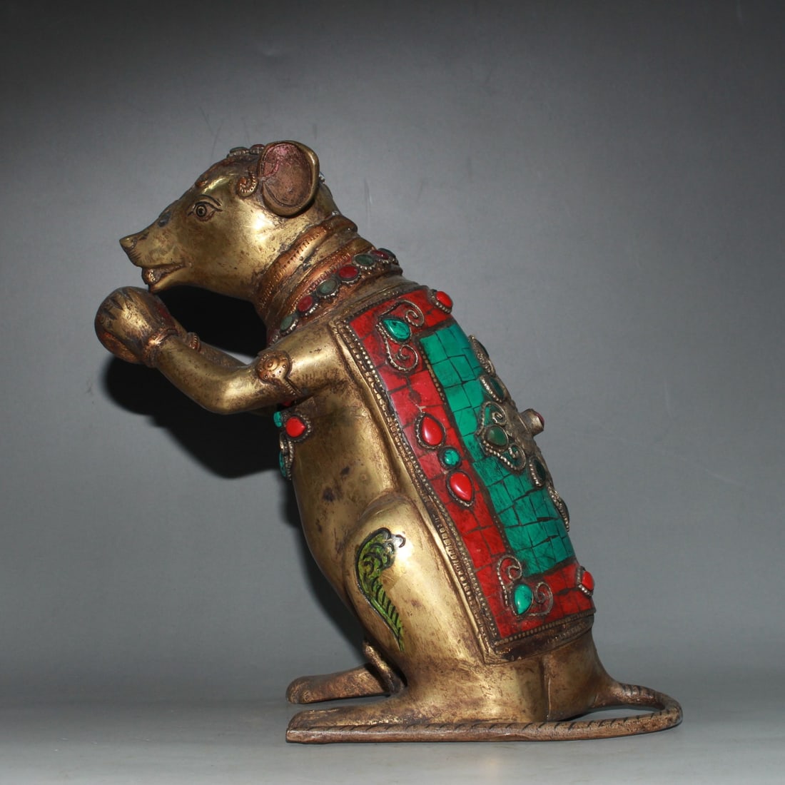 An Exquisite Bronze Inlaid Red Turquoise‑Green Turquoise Gems Rat Ornament: An Exquisite Bronze Inlaid Red Turquoise‑Green Turquoise Gems Rat Ornament,Qing Dynasty, China,Size:7.9inx3.9inx7.9in,Weight:2880g 铜镶嵌红松绿松宝