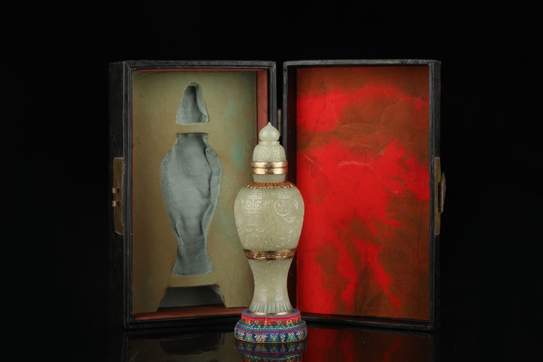 An Exquisite Hotan Jade Painted Gold Lotus Pattern Vase: An Exquisite Hotan Jade Painted Gold Lotus Pattern Vase,Qing Dynasty, China,Size:3inx8.5in,Weight:393g 和田玉描金缠枝莲纹瓶,中国