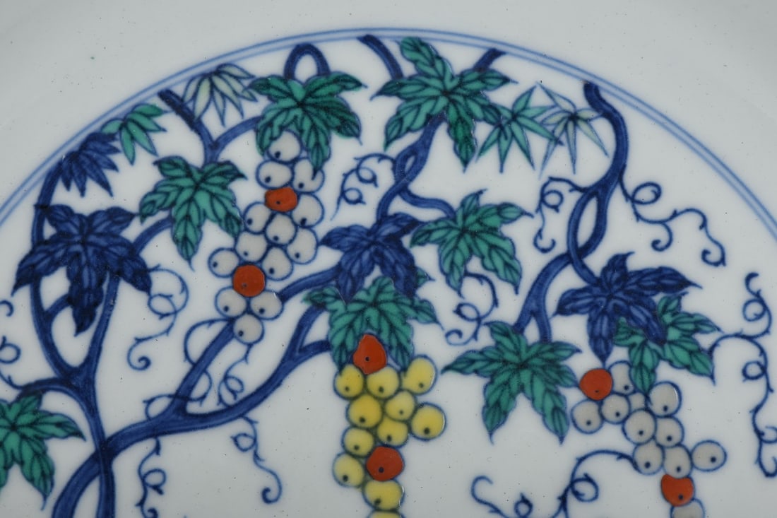 An Exquisite Doucai Grape Pattern Plate - 2
