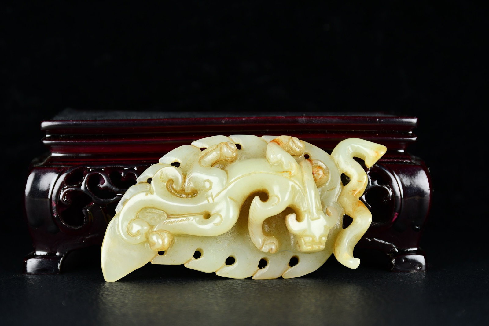 An Exquisite Hotan White Jade Dragon Jade Pendant: An Exquisite Hotan White Jade Dragon Jade Pendant,Han Dynasty,China,Size:1.8inx3.1in,Weight:56g 和田白玉龙佩,中国汉代
