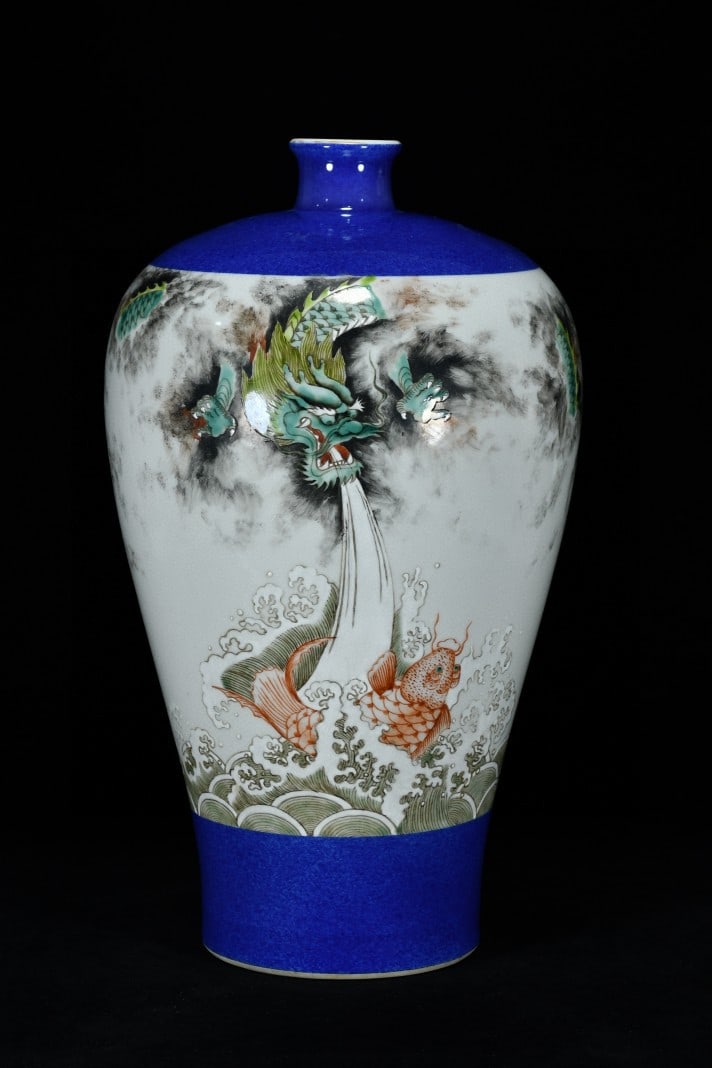 An Exquisite Sprinkled Blue Glazed Famille-Rose Dragon Teaching Young Dragon Vase: An Exquisite Sprinkled Blue Glazed Famille-Rose Dragon Teaching Young Dragon Vase,Qing Dynasty, China,Guangxu Six-character Mark,Size:14.6inx8.3in 洒蓝釉粉彩苍Ƙ