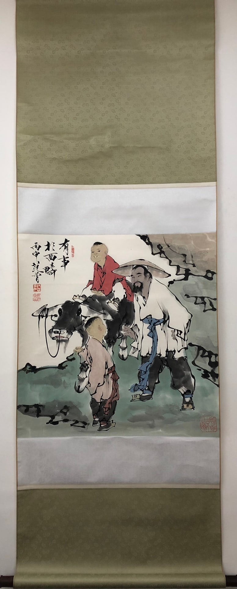 A Chinese Vertical Scroll Ink Painting of Figures on Paper: A Chinese Vertical Scroll Ink Painting of Figures on Paper,Modern Time of China,Fan Zeng,without frame size:26.4inx26.4in 一幅中国水墨纸本人୰