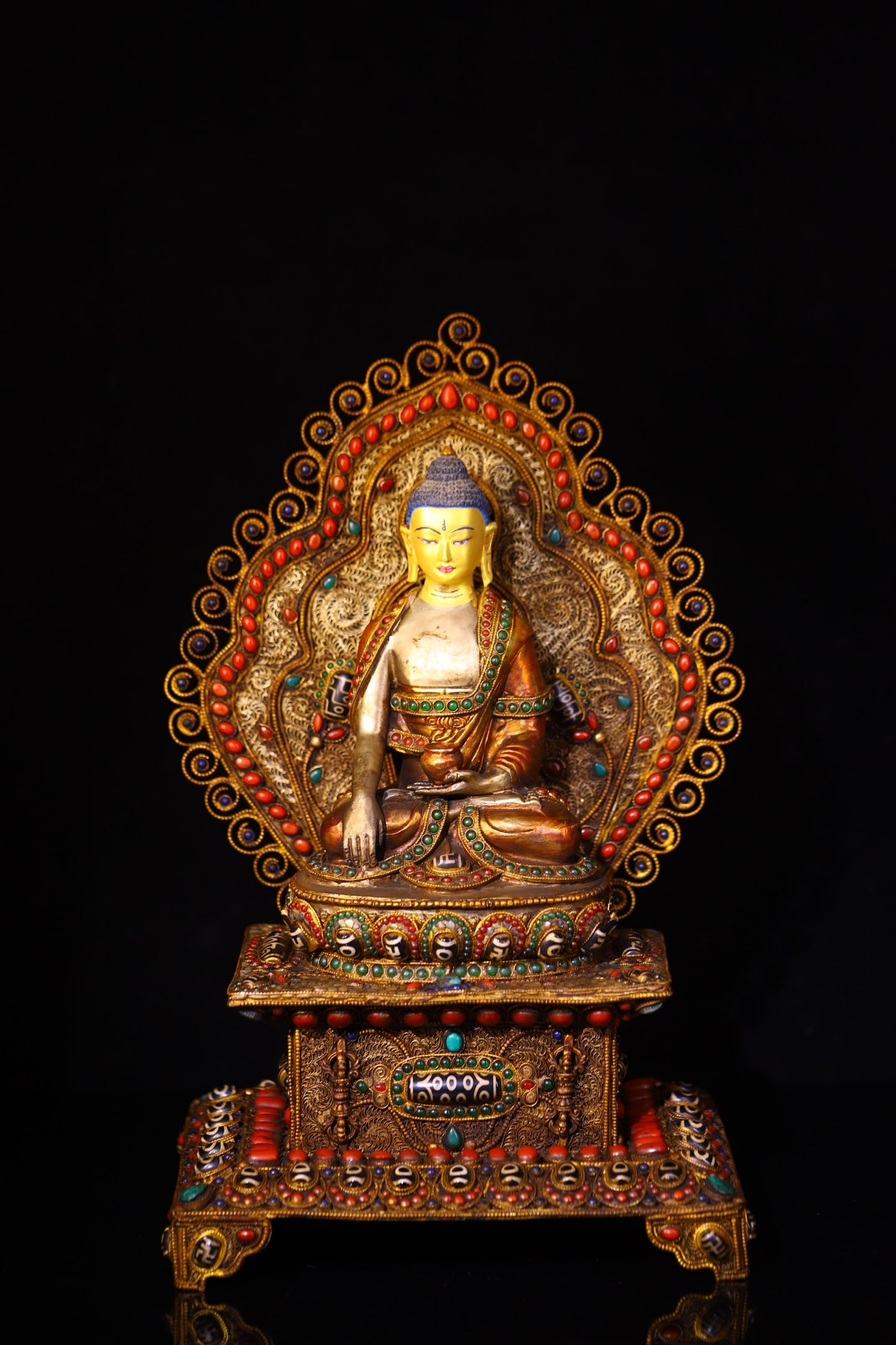 An Exquisite Silver cloisonné Inlaid Dzi Bead Buddha Statue Ornament: An Exquisite Silver cloisonné Inlaid Dzi Bead Buddha Statue Ornament,Qing Dynasty, China,Size:15.4inx10.2in,Weight:3600g 银掐丝镶嵌天珠佛像&#
