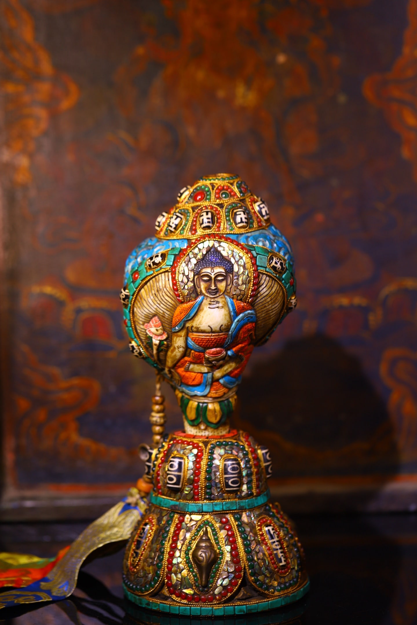 An Exquisite Gilt Bronze Inlaid Gems Buddha Pattern Conch (1 of 9)