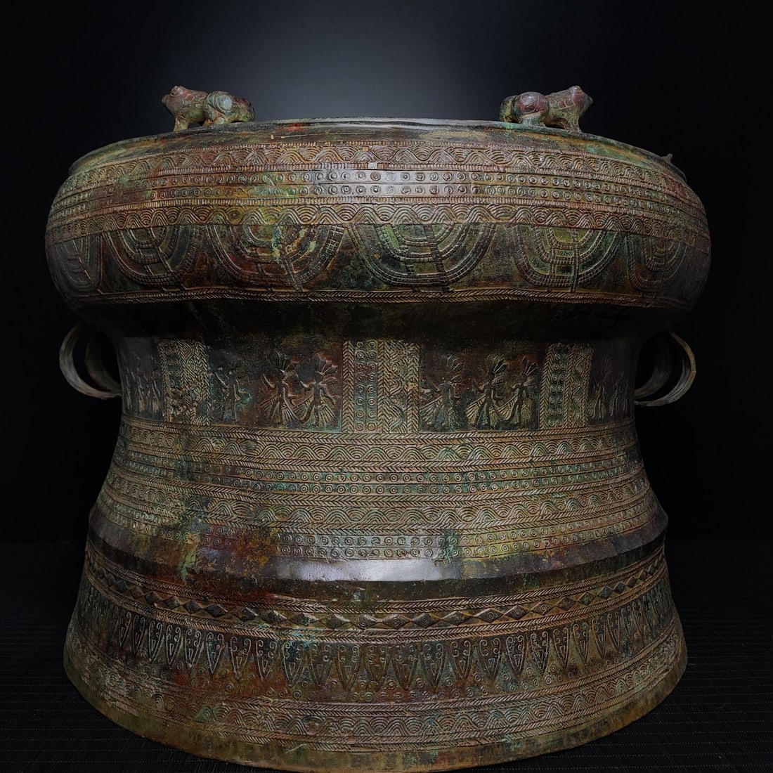 An Exquisite Bronze Frog Drum: An Exquisite Bronze Frog Drum,Han Dynasty,China,Size:18.5inx24.8in,Weight:26000g 青铜青蛙鼓,中国汉代