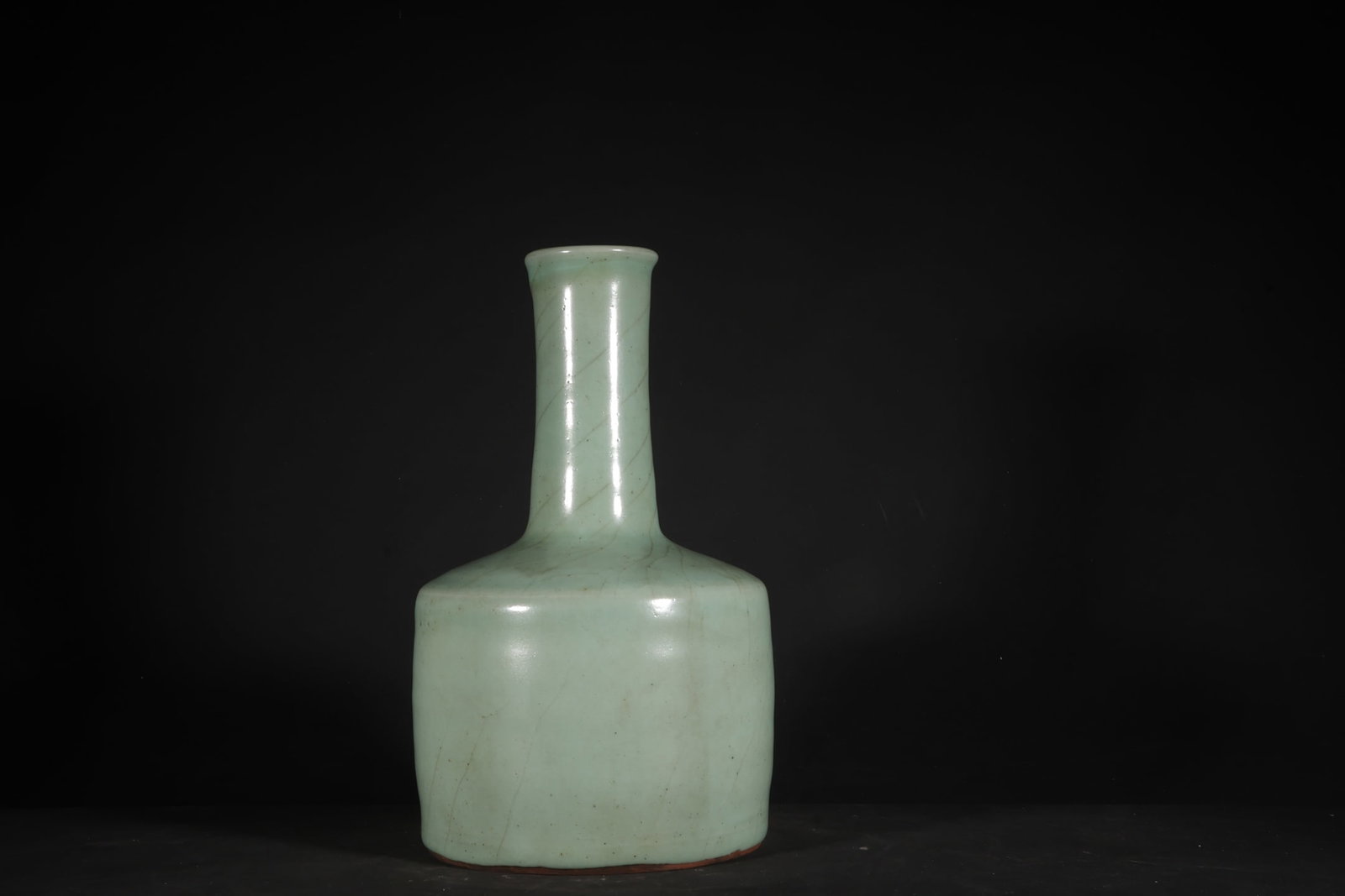 An Exquisite Guan Kiln Celadon Glzed Vase: An Exquisite Guan Kiln Celadon Glzed Vase,Song Dynasty, China,Size:9.3inx5.5in 官窑粉青釉瓶,中国宋代