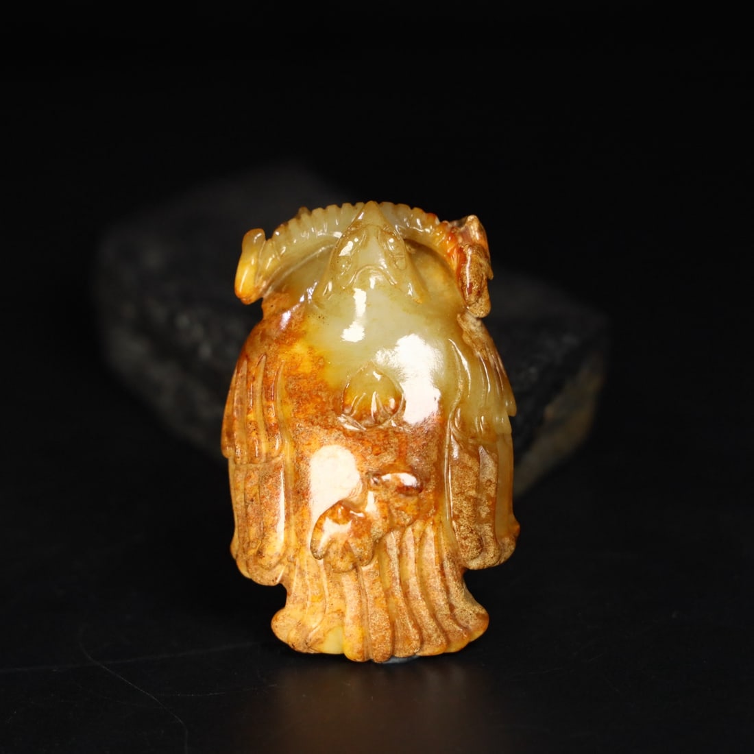 An Exquisite Hotan Jade Bird: An Exquisite Hotan Jade Bird,Han Dynasty, China,Size:3inx1.9inx1in,Weight:118g 和田玉鸟,中国汉代