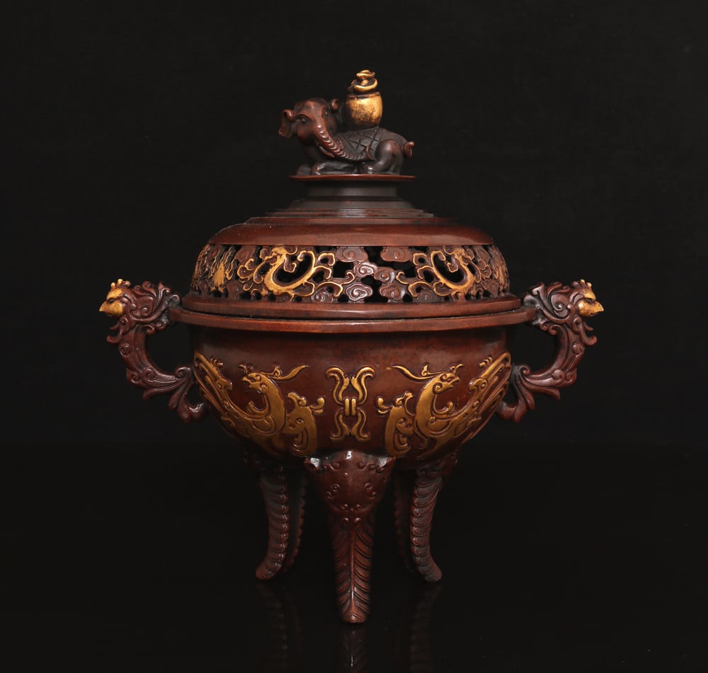 An Exquisite Gilt Bronze Tripod Phoenix-Ears Censer: An Exquisite Gilt Bronze Tripod Phoenix-Ears Censer,Ming Dynasty, China,Xuande Six-character Mark,Size:10inx6.7in,Weight:3500g 铜鎏金三足凤耳炉,中