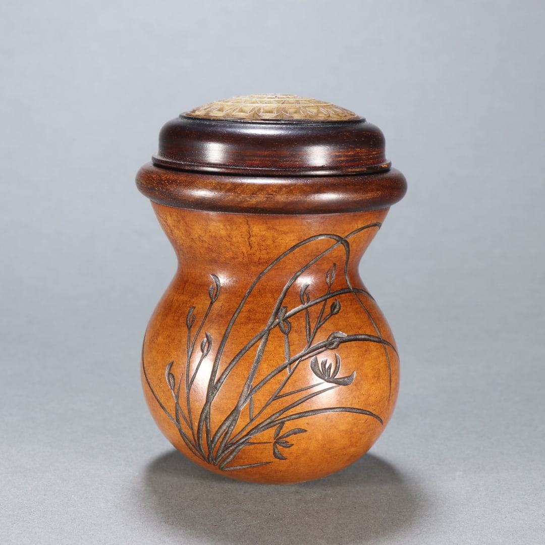An Exquisite Gourd Carved Orchid Pattern Jar: An Exquisite Gourd Carved Orchid Pattern Jar,Qing Dynasty, China,Size:4inx2.8in,Weight:50g 葫芦雕兰草纹罐,中国清代